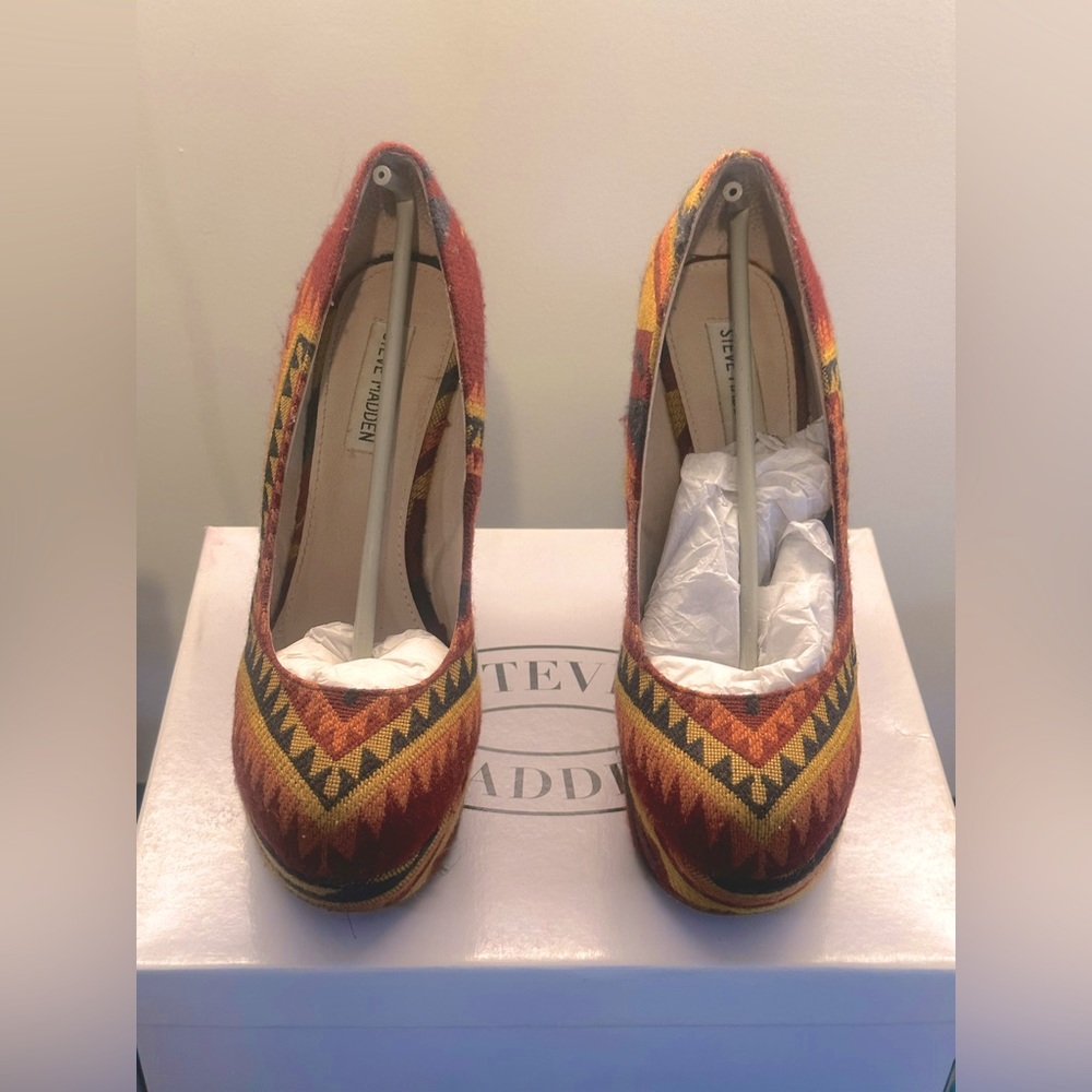Steve Madden - PAMMYY- M - Wedge Pump - Aztec Print - Size 10